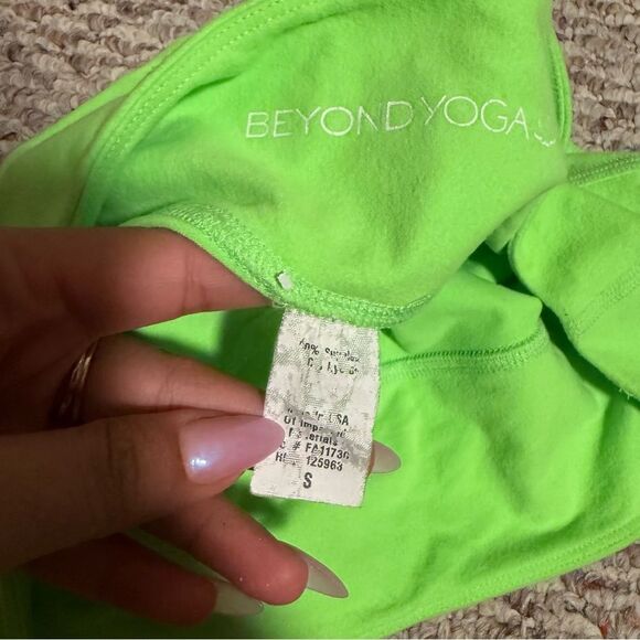 Beyond Yoga SpaceDyed Neon Green Shorts 3”- Size Small - Picture 4 of 7